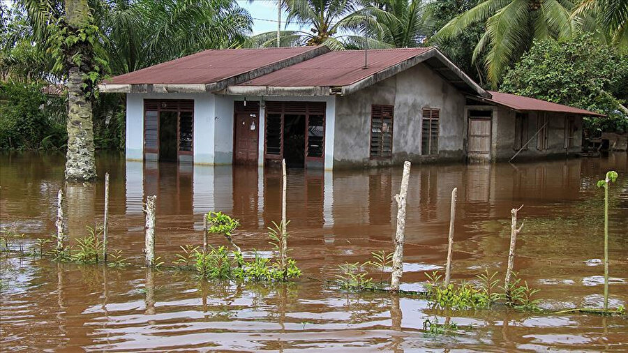 Muson yağmurlarının etkili olduğu Endonezya'da sıklıkla su baskınları meydana geliyor.
