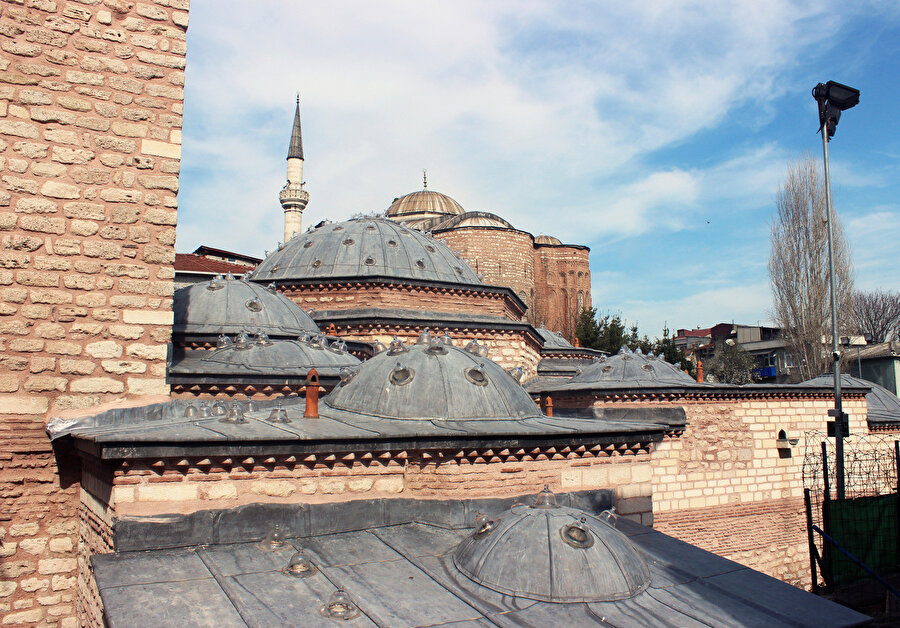 Daha önceden kilise olarak kullanılan mekan Karamanlı vezir Mustafa Paşa tarafından hamama dönüştürülmüş.