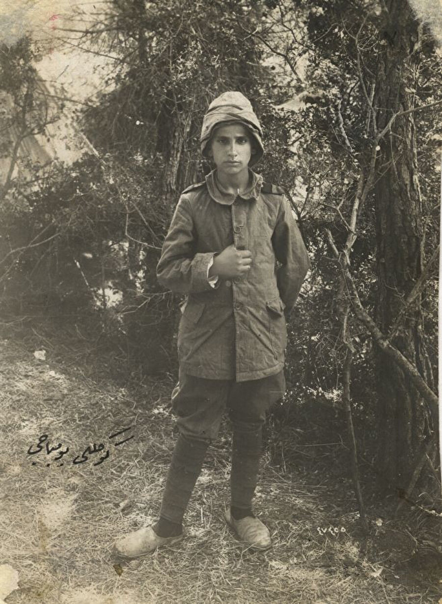 "Henüz 13 yaşında bir küçük delikanlı... Fotoğrafın üzerinde bir not... "Gönüllü Bombacı" Başka bir bilgi düşülmemiş..."