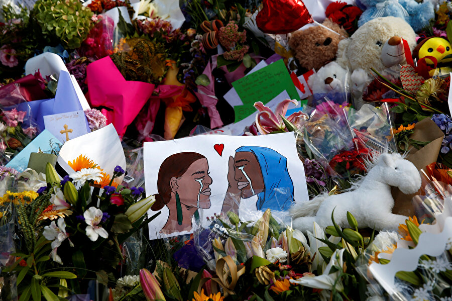 Yeni Zelandalılar hayatlarını kaybedenlerin anısına meydanlara çiçekler bırakıyor.