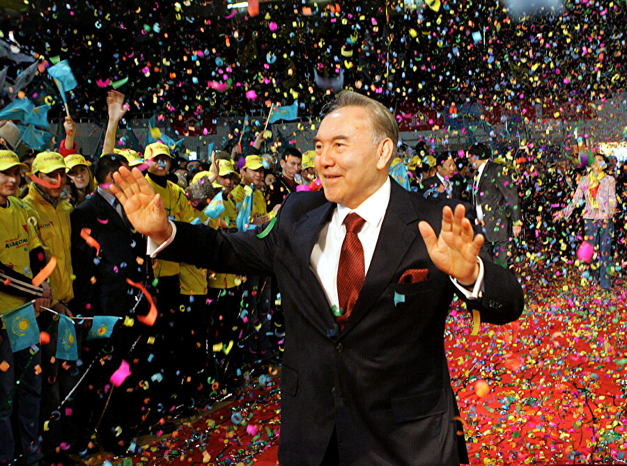 1 Aralık 1991'de oyların yüzde 98,7'sini alarak Kazakistan'ın cumhurbaşkanı seçildi.