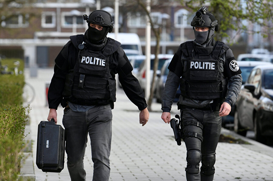 İki Hollanda polisi objektife böyle yansıdı.