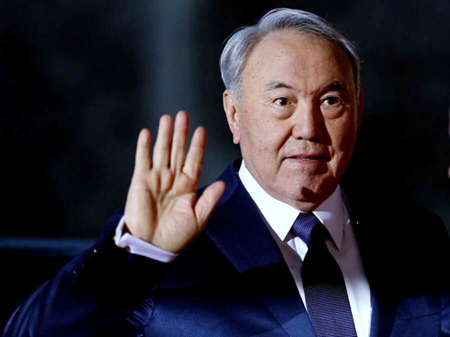 1989'da Kazakistan Komünist Partisi Merkez Komitesinin birinci sekreterliğine seçilen Nazarbayev, 1 Aralık 1991'de oyların yüzde 98,7'sini alarak Kazakistan'ın cumhurbaşkanı seçildi.