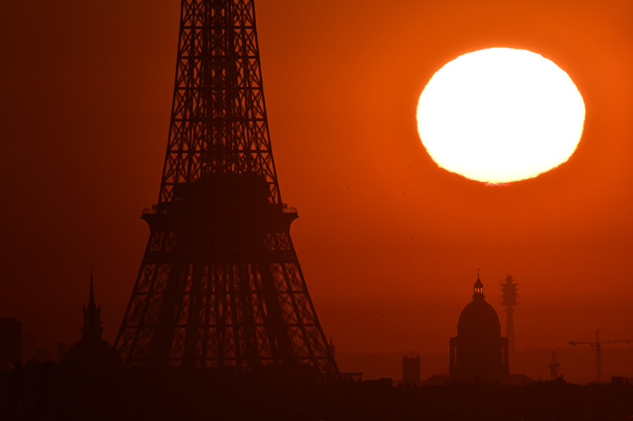 Fransa'nın başkenti Paris'in önemli turizm merkezlerinden Eyfel Kulesi'nde gün batımı objektiflere böyle yansıdı.
