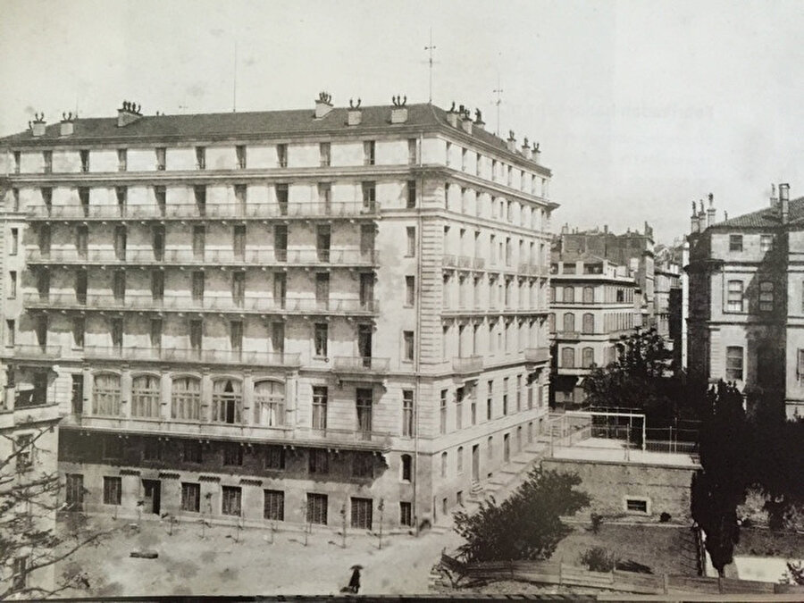 Otel binası 1922 yılında, Türkiye'ye demiryolu müteahhitliği yapmak için gelen zengin tüccar Vincenzo Caivano tarafından yaptırıldı.