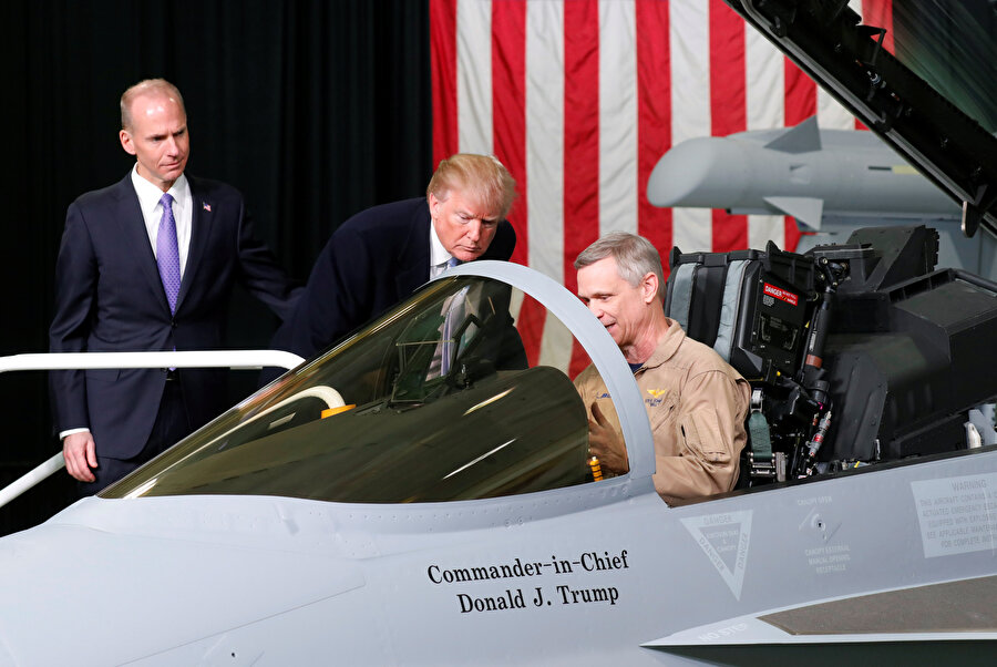ABD Başkanı Donald Trump ve Boeing CEO'su Dennis Muilenburg askeri uçağı inceliyor.