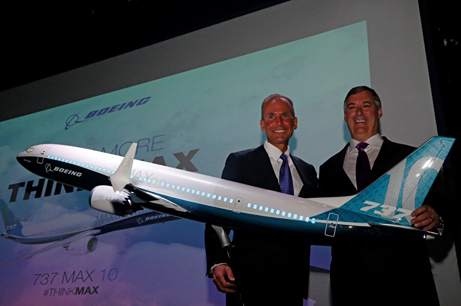 Şirket CEO'su Dennis Muilenburg 737 MAX 10'un tanıtımında objektiflere poz veriyor.