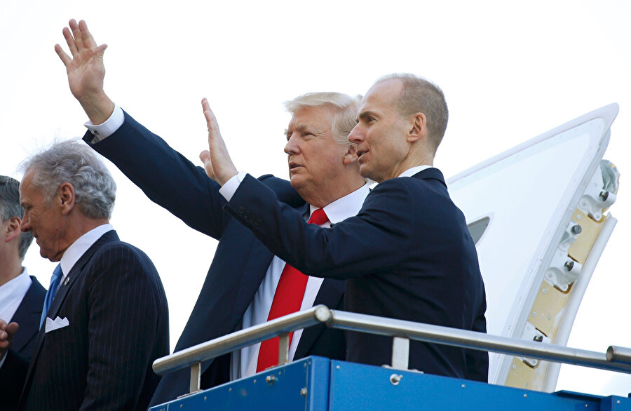 ABD Başkanı Trump ve Boeing CEO'su Muilenburg halkı selamlıyor.