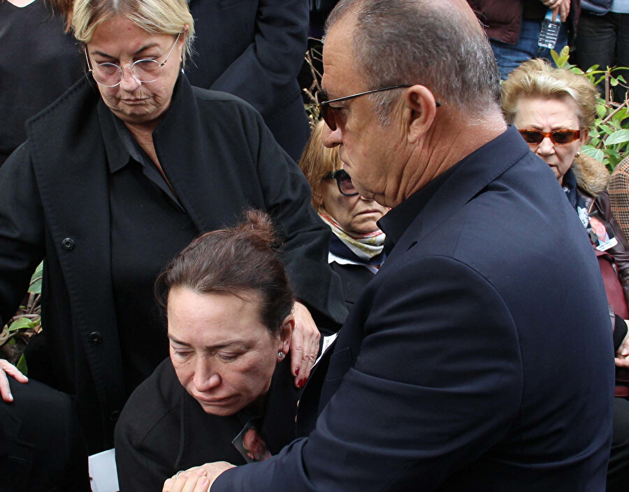 Fatih Terim ve eşi Fulya Terim Demet Akbağ'ı cenazede yalnız bırakmadı. 