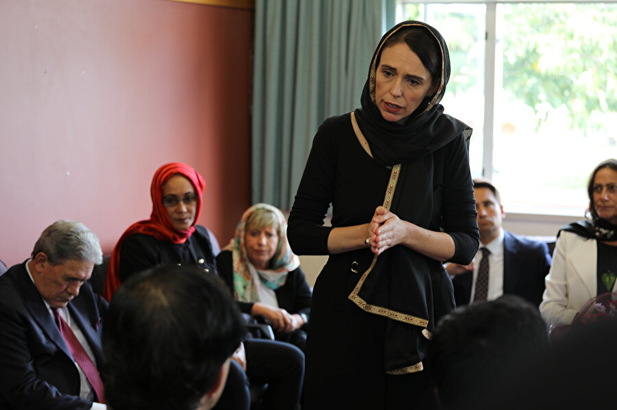 Yeni Zelanda Başbakanı Jacinda Ardern terör saldırısının ardından ülkedeki Müslüman derneklerine taziye ziyaretinde bulundu.
