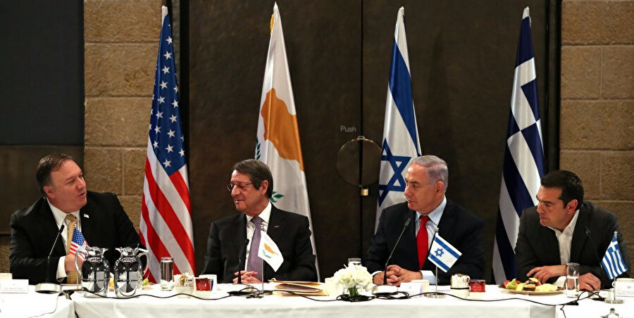 ABD Dışişleri Bakanı Pompeo (en solda), Güney Kıbrıs Cumhurbaşkanı Anastasiades (soldan ikinci), İsrail Başbakanı Netanyahu ve Yunanistan Başbakanı Çipras (en sağda), aynı masanın etrafında...