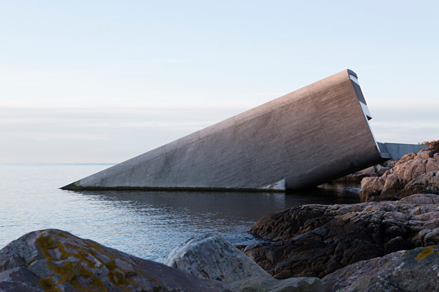 Denizin yarısına batmış olan binanın 34 metre uzunluğundaki monolitik formu, suyun beş metre altındaki deniz tabanına doğrudan oturuyor.