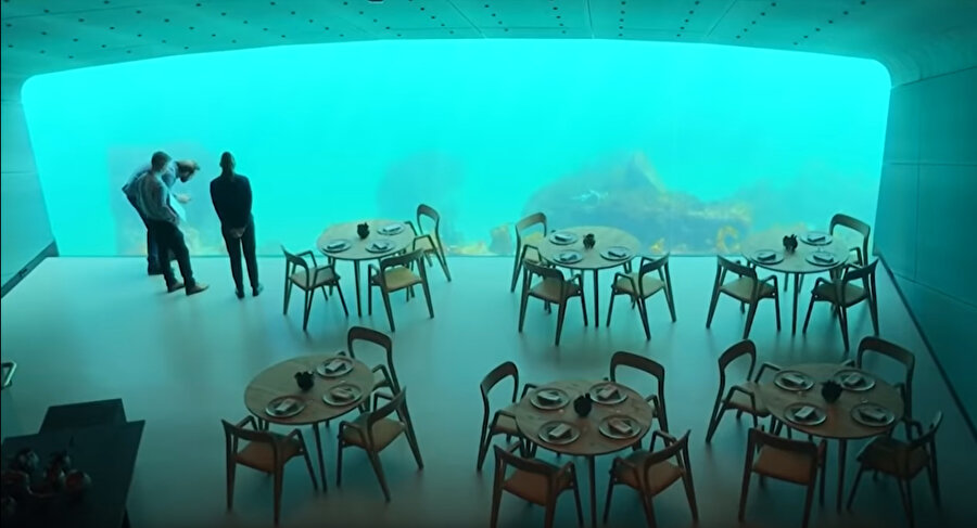 Ziyaretçiler yemek yerken denizin derinliklerinde neler yaşandığını görebiliyor.