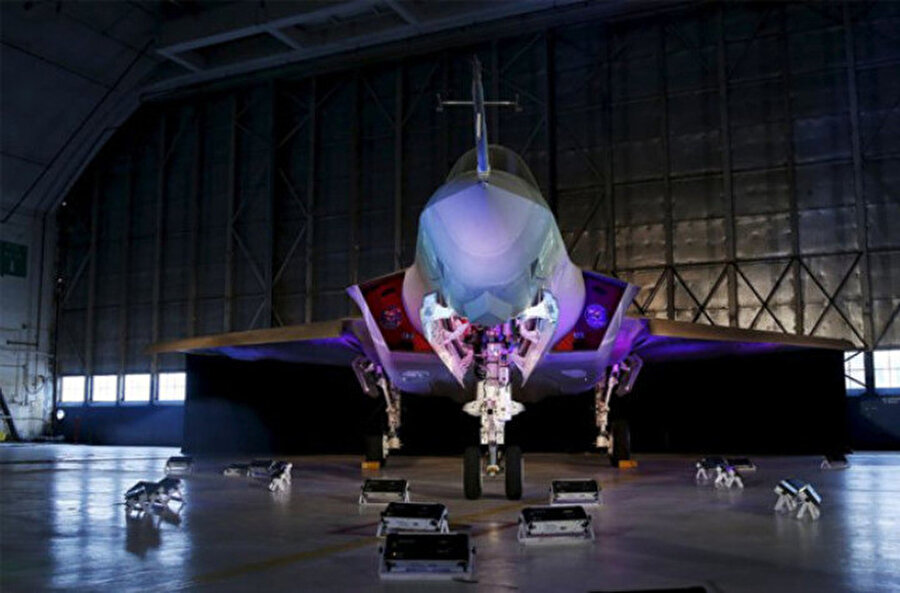  F-16 ve F-18 gibi savaş uçaklarından dört kat daha güçlü olan F-35 gelecek 40 yılın en etkili taarruz uçağı olarak gösteriliyor.