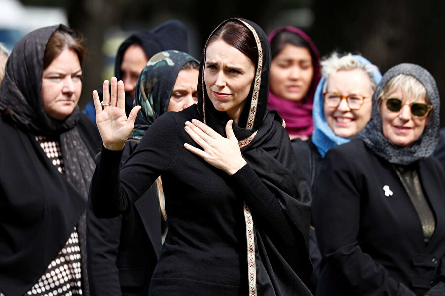Ülke genelinde yapılan törenlerde, Başbakan Ardern'in çağrısı üzerine, çok sayıda Yeni Zelandalı kadın sembolik başörtüsü takarak Müslümanlara destek verdi.