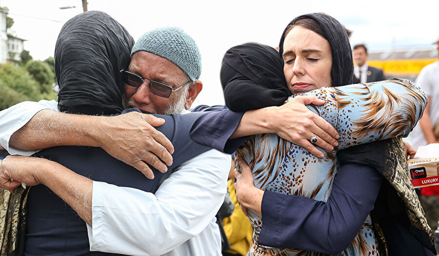 Başbakan Ardern, bölge Müslüman halkının acısını terör mağduru ailelerle paylaştı.