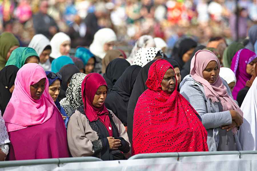 Anma törenlerine katılan Müslüman kadınlar.