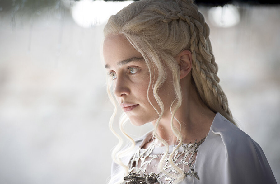 Emilia Clarke, dizide Daenerys Targaryen karakterini canladırıyor.