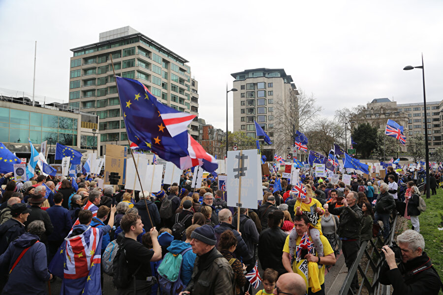 Brexit konusunda yeni referandum yapılmasını isteyen gruplar Londra'da yürüyüş düzenledi.