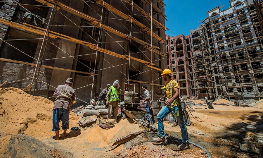  İşçiler, Kahire'nin 40km doğusundaki yeni Mısır idari başkentinin inşaat alanında çalışıyor.