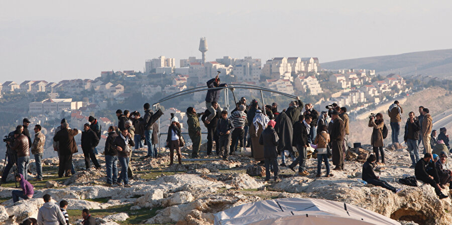 Filistinliler, Kudüs dışındaki bir işgal noktasında direnirken...