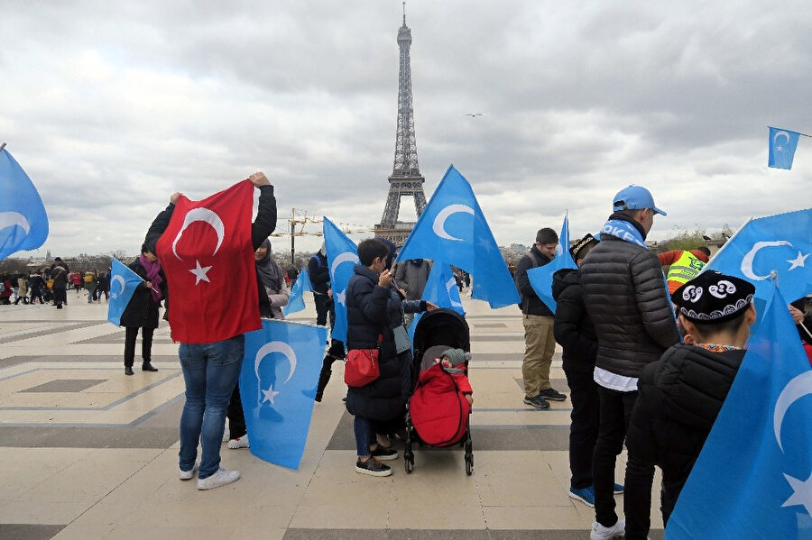 Fransa’nın başkenti Paris’te Çin’in Doğu Türkistan’da Müslüman Uygur Türklerine uyguladığı zulüm kınanmıştı.