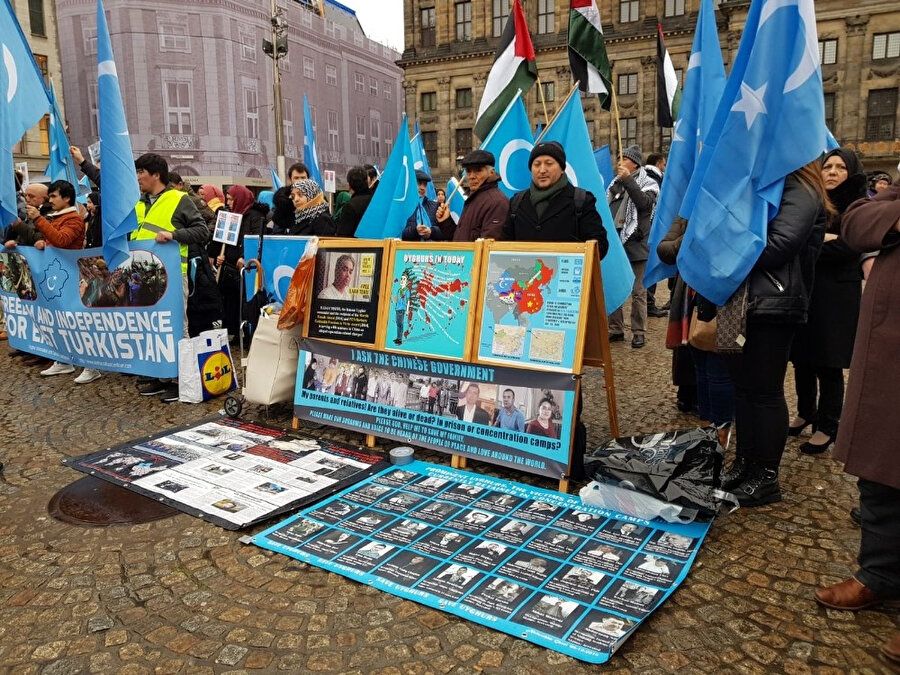 Amsterdam’da Doğu Türkistan’daki zulüm protesto edilmişti.