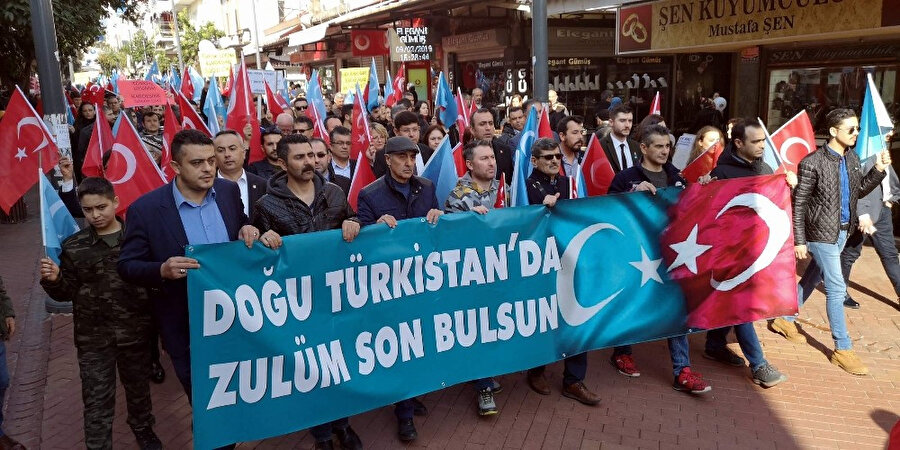 Türkiye'nin dört bir yanında da protesto gösterileri düzenlendi.