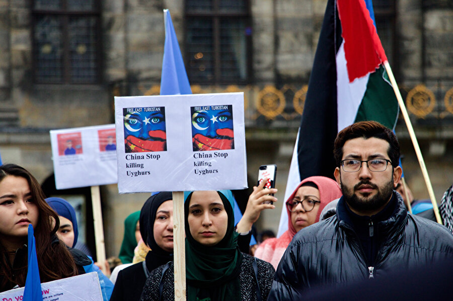 Hollanda Doğu Türkistan Vakfı tarafından Dam Meydanı'nda organize edilen protestoya yaklaşık 100 kişi katılmıştı.