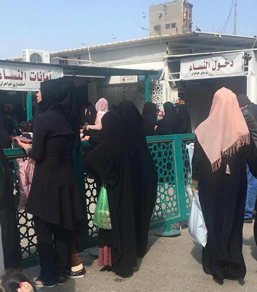 Bağdat’ın Kazımiye semtinde, İmam Musa Kazım türbesinin girişinde emanet yerine telefon ve elektronik eşyalarını bırakmak için bekleyen kadınlar.