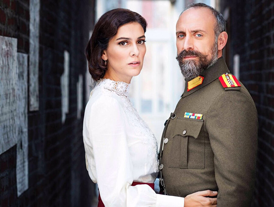 Bergüzar Korel ve Halit Ergenç, Binbir Gece dizi setinde tanışarak evlendiler.