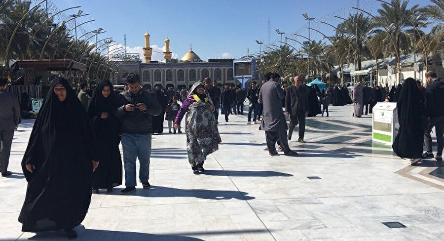 Imam Hüseyin Camii’nin avlusu/bahçesi.