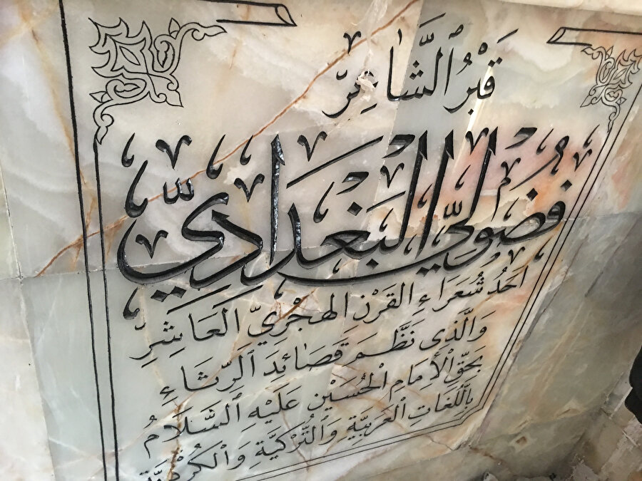 Görevlinin çektiği fotoğrafta Fuzuli’nin kabir taşı görülüyor.