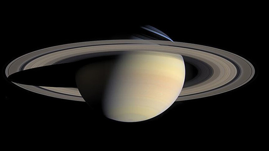 Satürn'ün halka ve uydu sistemi oldukça aktif ve dinamik. 