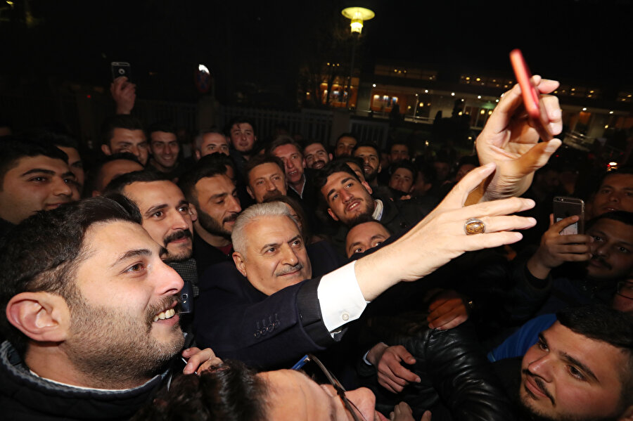 AK Parti İstanbul Büyükşehir Belediye Başkan Adayı Binali Yıldırım gençlerle özçekim yaptı.