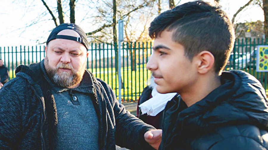 İngiltere’nin Huddersfield şehrinde ırkçı saldırıya uğrayan 15 yaşındaki Suriyeli mülteci çocuk ve ailesinin toplanan yardım paralarıyla başka bir yere taşınacağı açıklanmıştı.