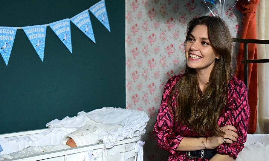 Aslı Enver Özcan Deniz ile başrolü paylaşıyor.