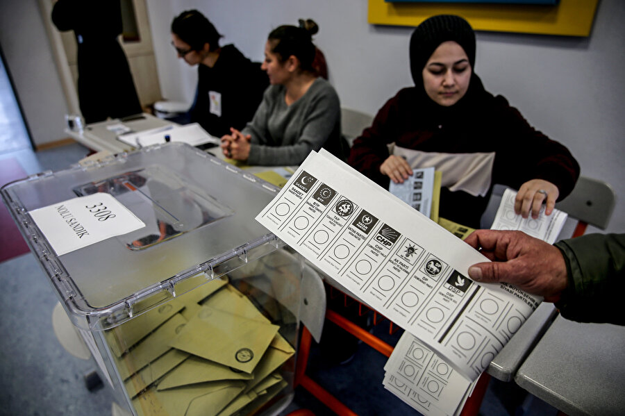 Sandık yeminin ardından ise saat 08.00 itibariyle oy verme işlemi başlamasıyla seçmenler ilk oylarını kullandı. 
