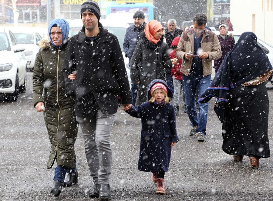 Erzurum'da vatandaşlar 31 Mart Mahalli İdareler Genel Seçimleri için kar yağışına rağmen ailesiyle sandığa giderek oyunu kullandı.