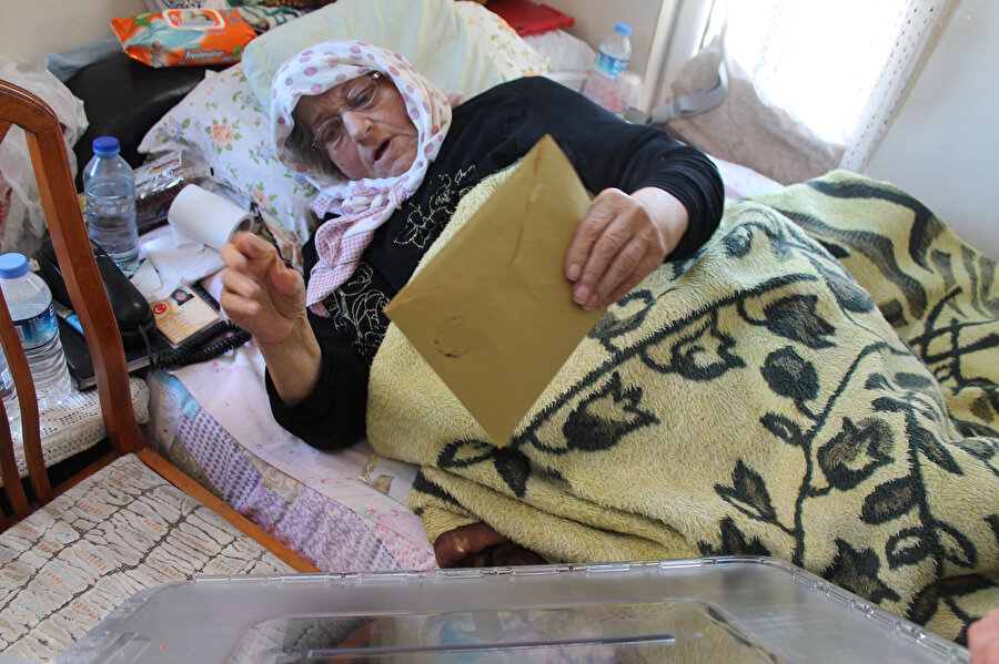 Bursa'da hasta ve engelliler, görevlilerce evlerine getirilen sandıkta oylarını kullandı.