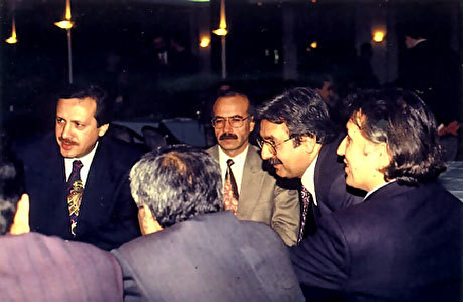 Zülfü Livaneli ve Recep Tayyip Erdoğan'ın yarıştığı 1994 İstanbul Belediye Başkanlık seçimini, 300 bin oy farkla Erdoğan kazandı.