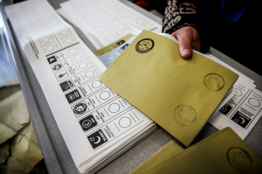 Van, Muş, Hakkari ve Bitlis'te 31 Mart Mahalli İdareler Genel Seçimleri için saat 07.00 itibarıyla oy kullanma işlemi sürüyor.