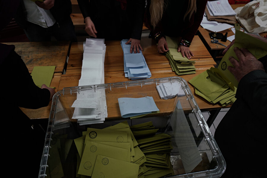 Türkiye genelinde oy sayım ve döküm işlemleri sürüyor.