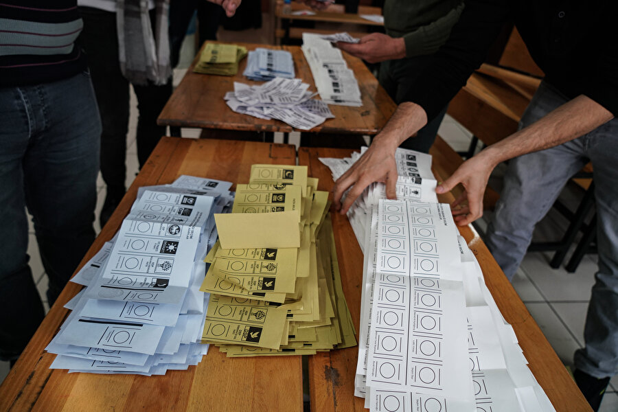Türkiye genelinde oy sayım ve döküm işlemleri sürüyor.