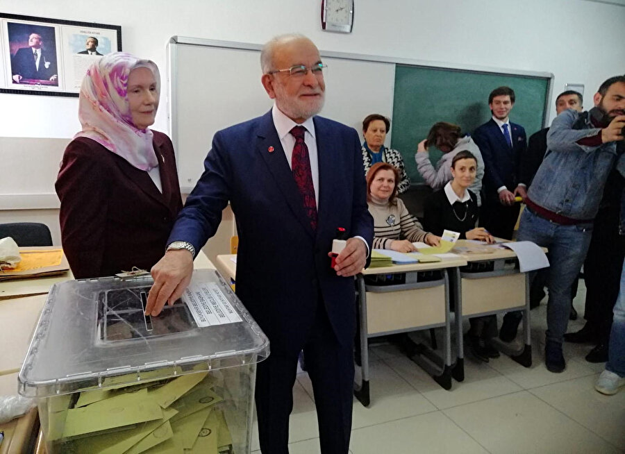 Saadet Partisi lideri Karamollaoğlu eşiyle birlikte oy kullandı.