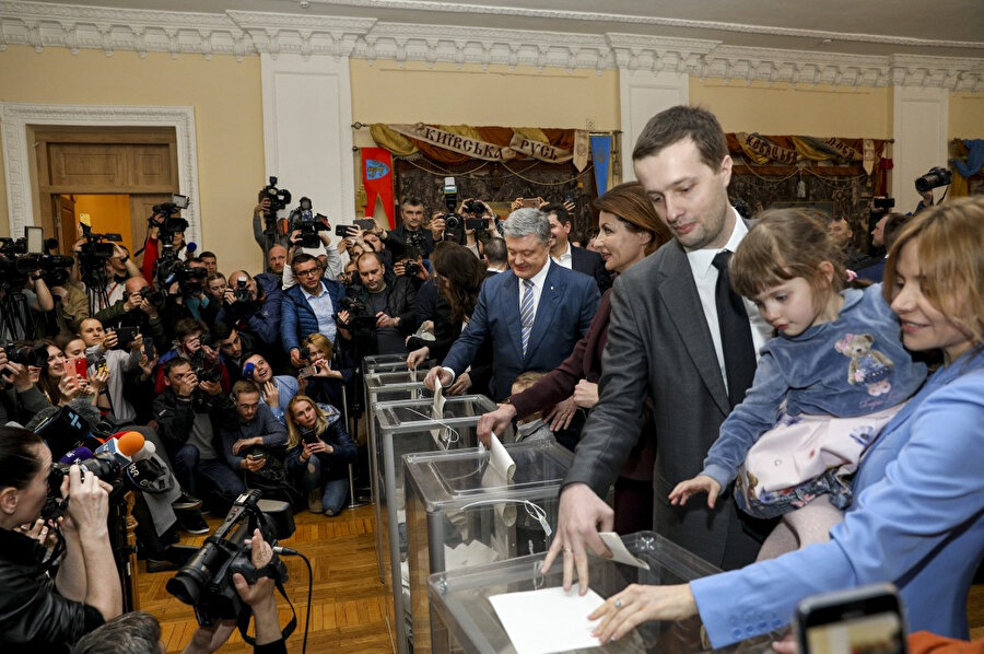 Devlet Başkanı Petro Poroşenko oy kullanırken görünüyor.