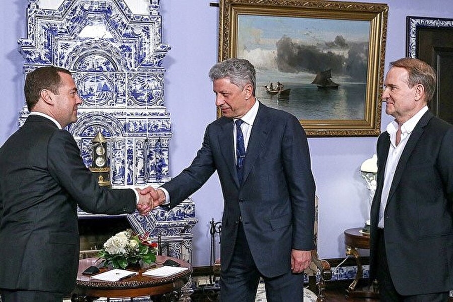 Ukrayna'daki seçimlerde Cumhurbaşkanı adayı olan Yori Boyko Rusya Başbakanı Medvedev ile buluşmuştu.