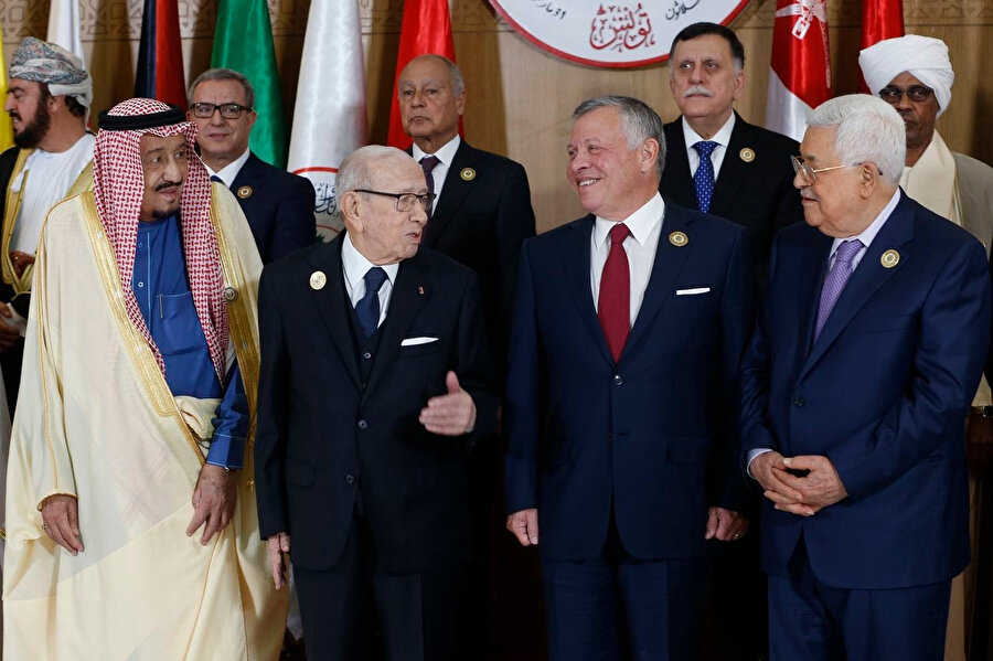 Toplu fotoğraf çekimi sırasında sohbet eden Arap liderler.