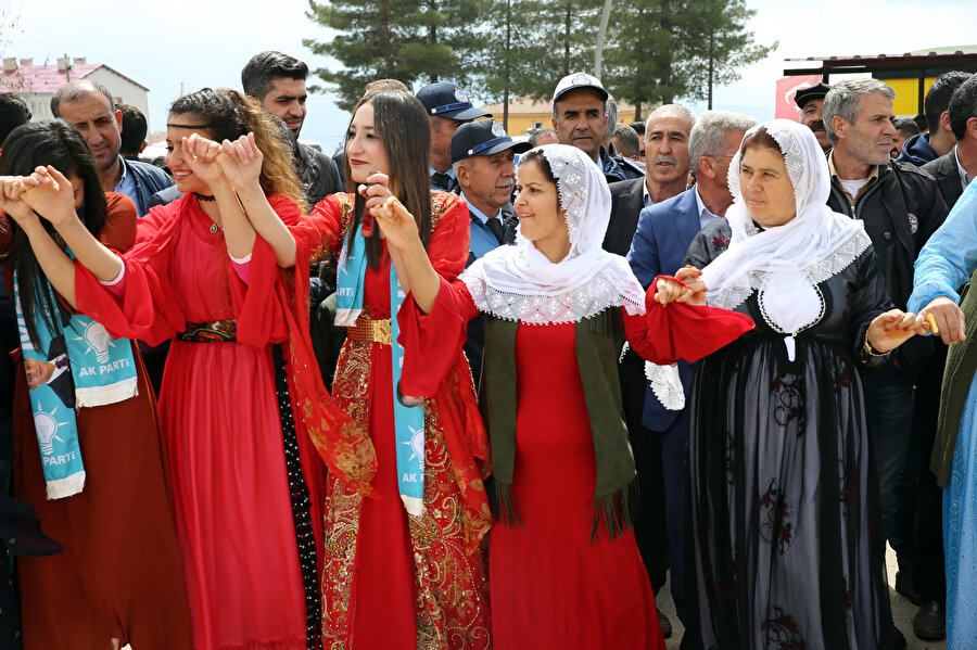 Yöresel kıyafet giyen halk halaylar çekti.