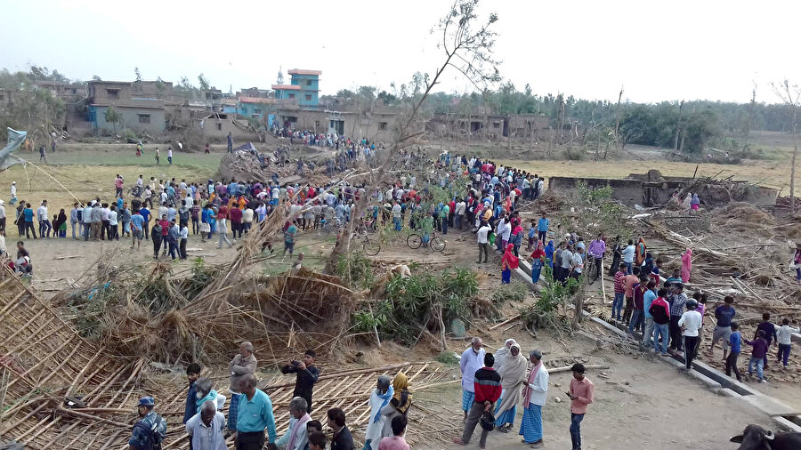 Nepalliler yıkılan evlerinin başında çaresiz bekleyişlerini sürdürüyor.